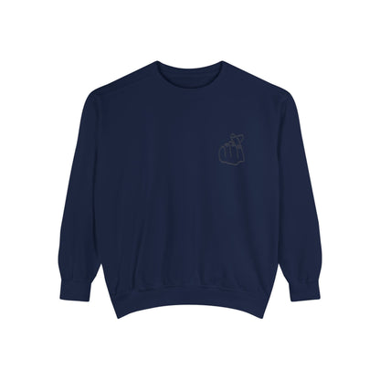 Minimalist Unisex Sweatshirt with Hand Design - Cozy & Stylish