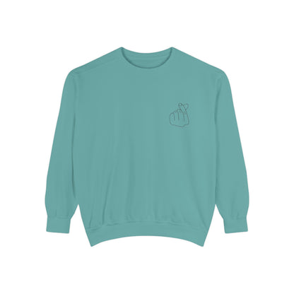 Minimalist Unisex Sweatshirt with Hand Design - Cozy & Stylish
