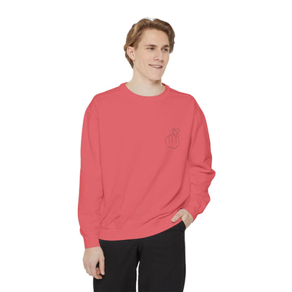 Minimalist Unisex Sweatshirt with Hand Design - Cozy & Stylish