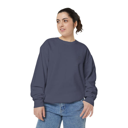 Minimalist Unisex Sweatshirt with Hand Design - Cozy & Stylish