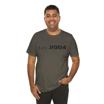 Minimal vintage style T-shirt with "Est. 2004" print, featuring a classic design on a comfortable cotton fabric.