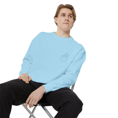 Minimalist Unisex Sweatshirt with Hand Design - Cozy & Stylish