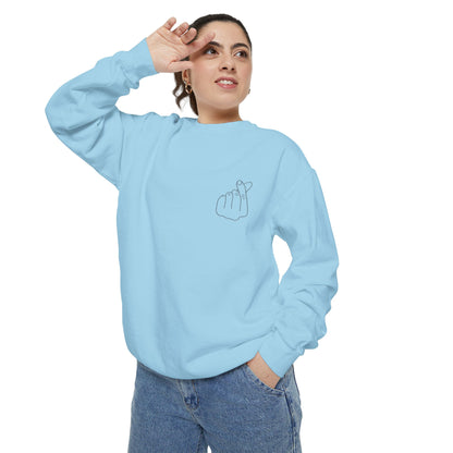Minimalist Unisex Sweatshirt with Hand Design - Cozy & Stylish