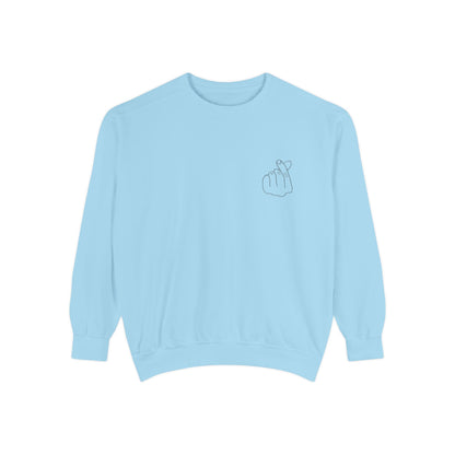 Minimalist Unisex Sweatshirt with Hand Design - Cozy & Stylish