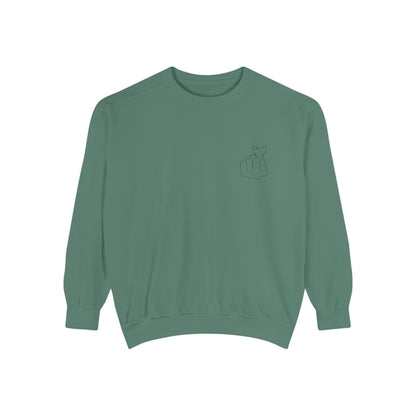 Minimalist Unisex Sweatshirt with Hand Design - Cozy & Stylish